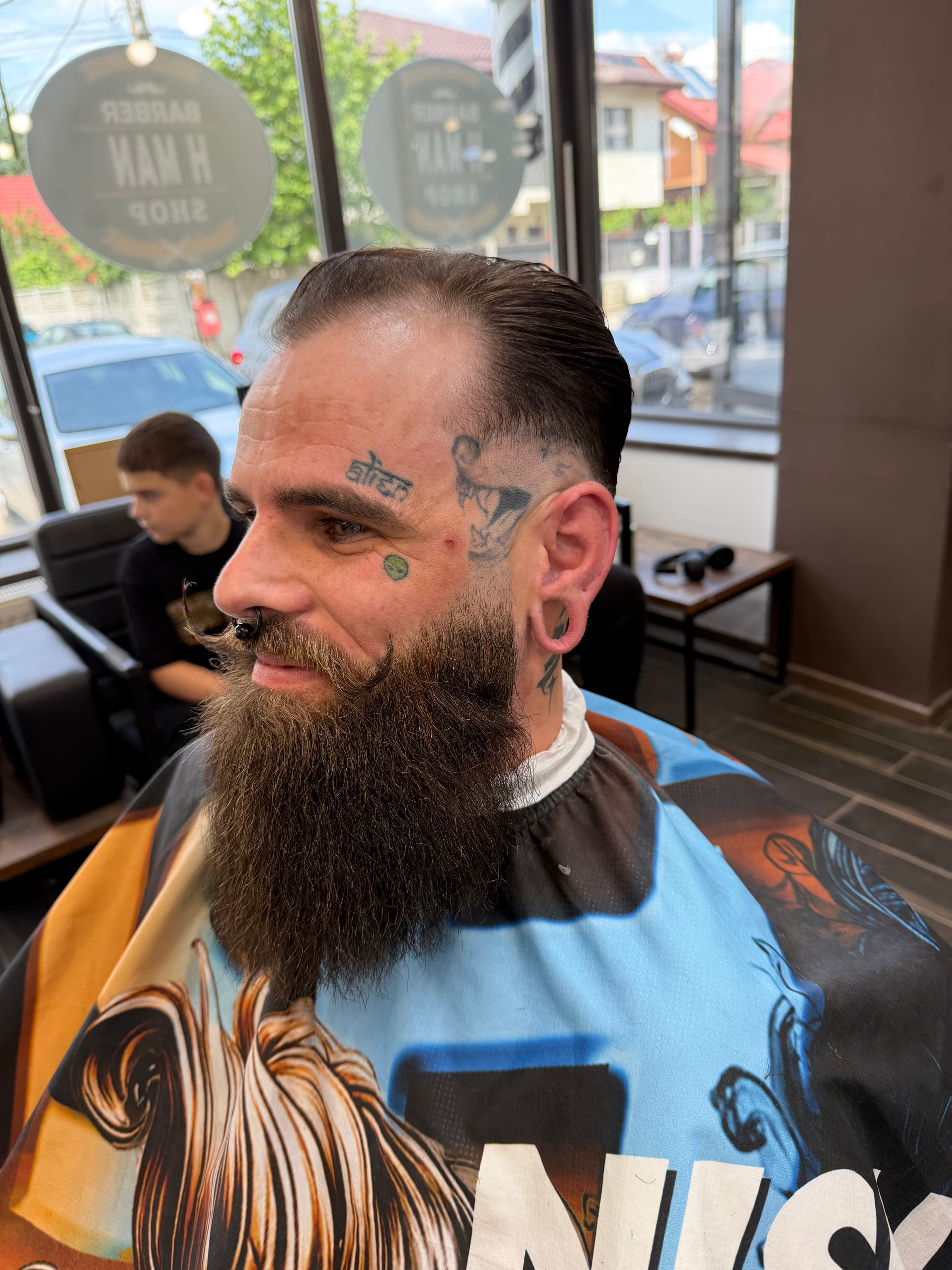 Barbă plină modelată în formă rotunjită echilibrată