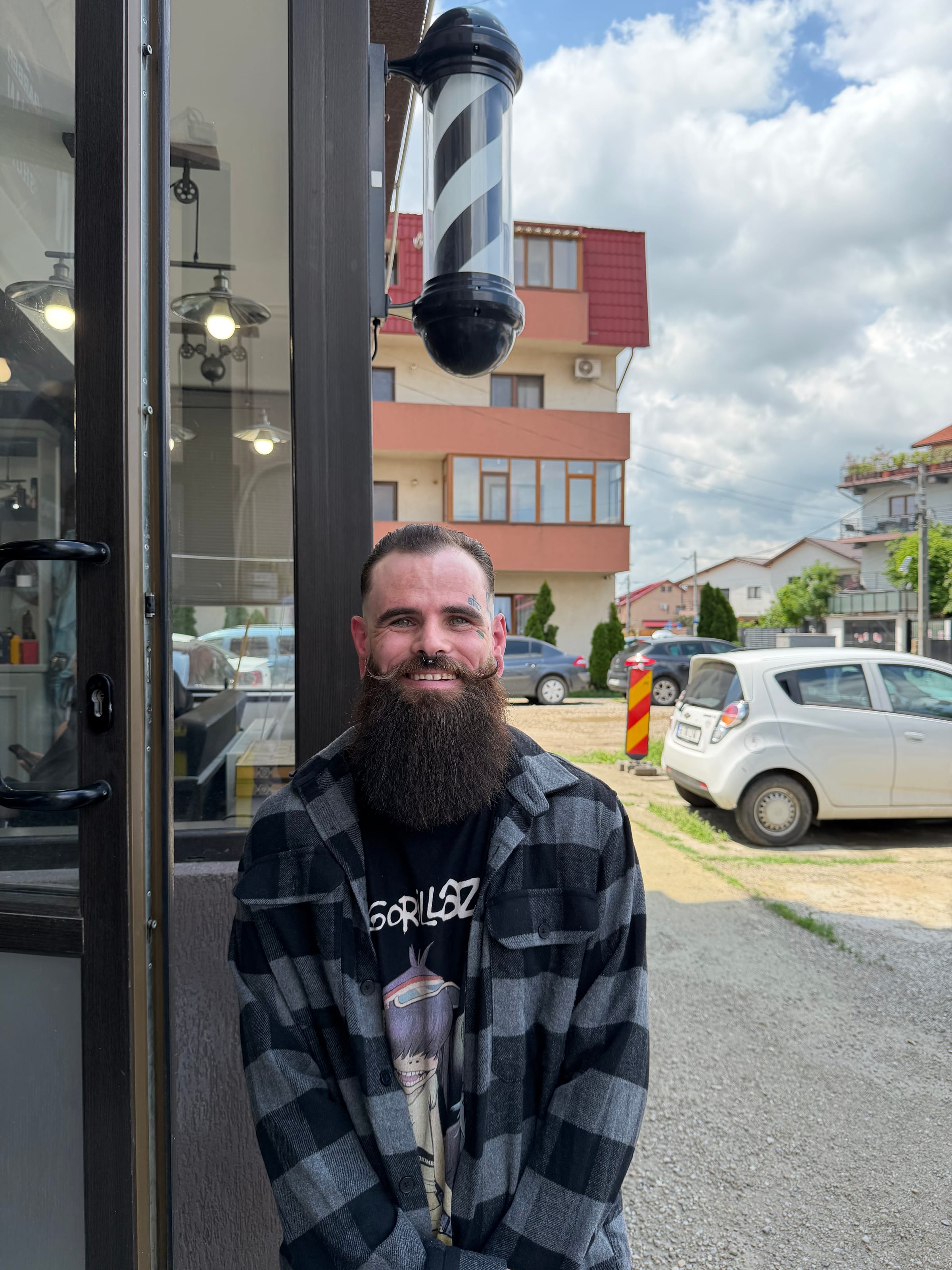Barbă sculptată cu tranziție curată spre obraz