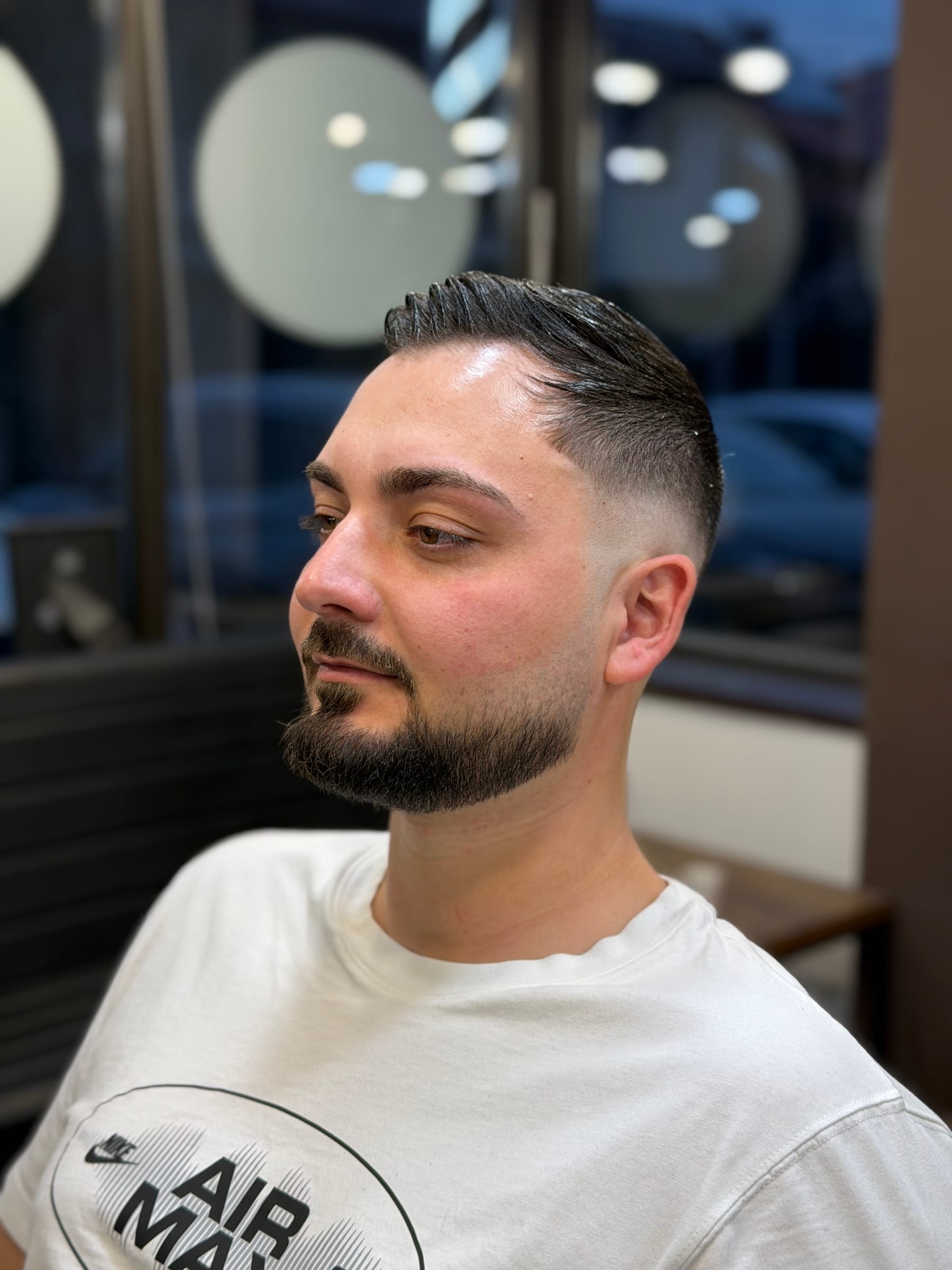 Tunsoare scurtă îngrijită cu contur precis