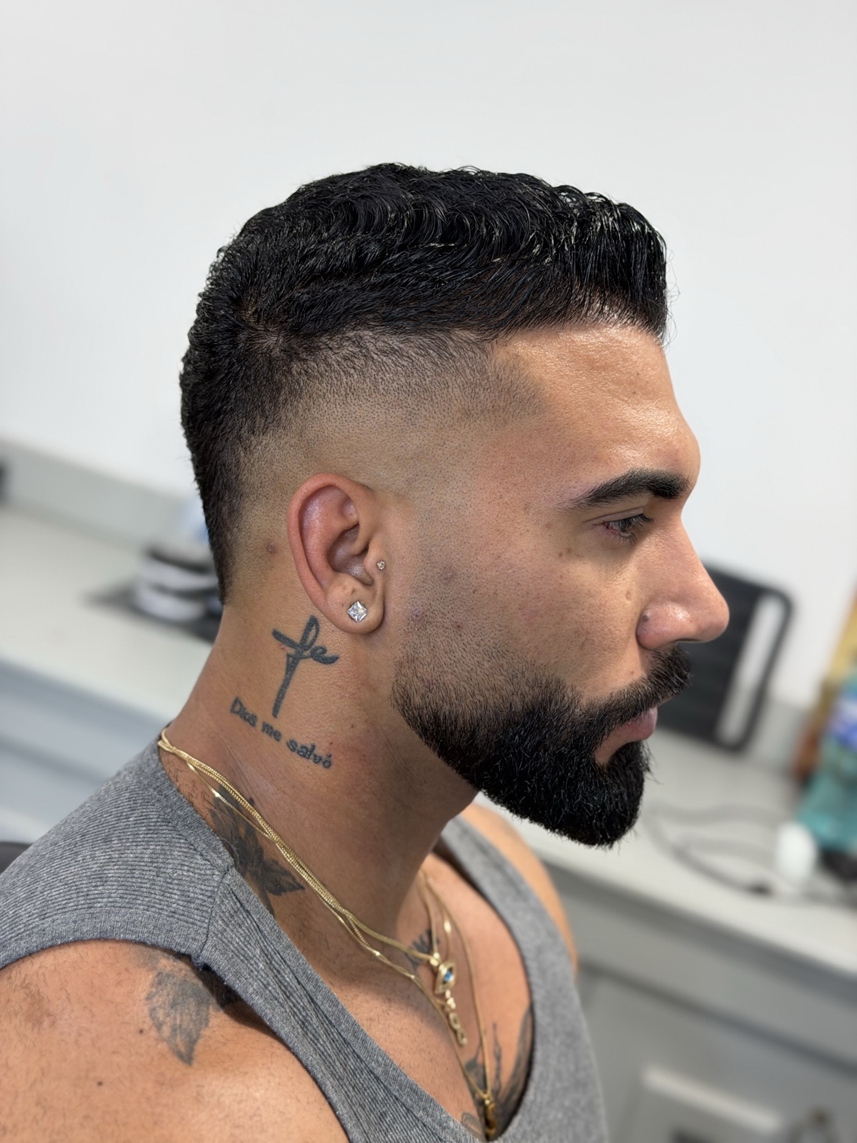 Tuns combinat cu barbă plină sculptată la H Man Barber