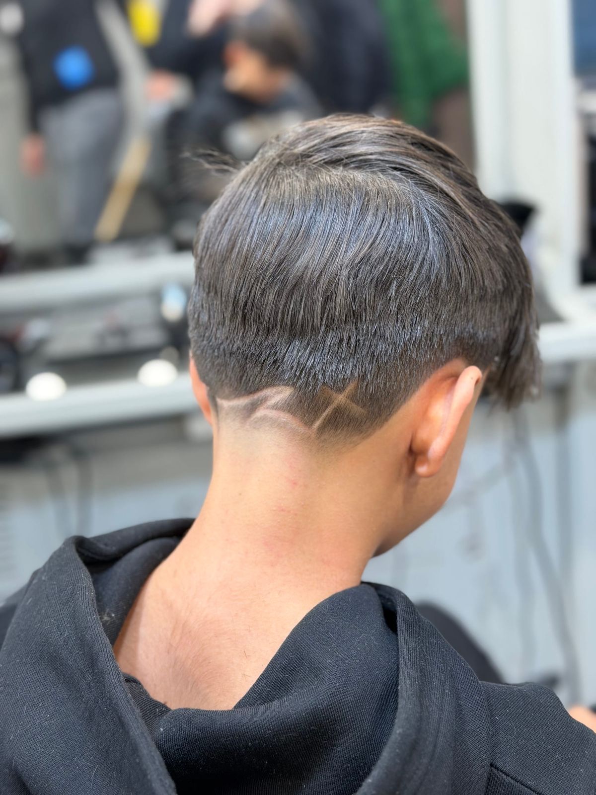 Linie gravată și contur net la frizeria H Man Barber