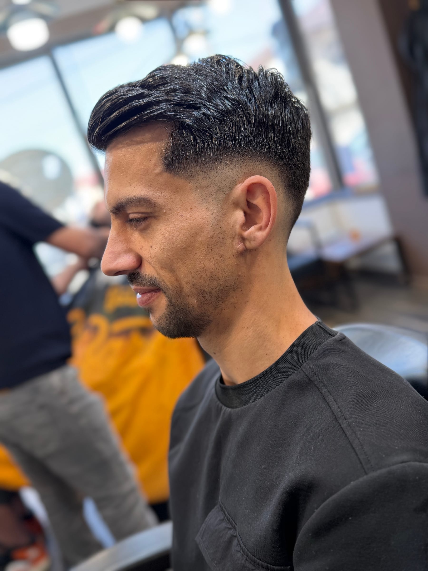 Pompadour pe partea cu mid fade curat