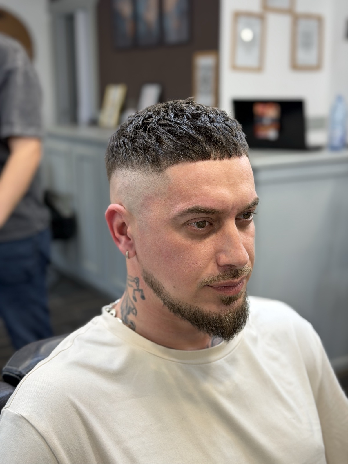 Tunsoare modernă cu fade și contur realizată de echipa H Man Barber