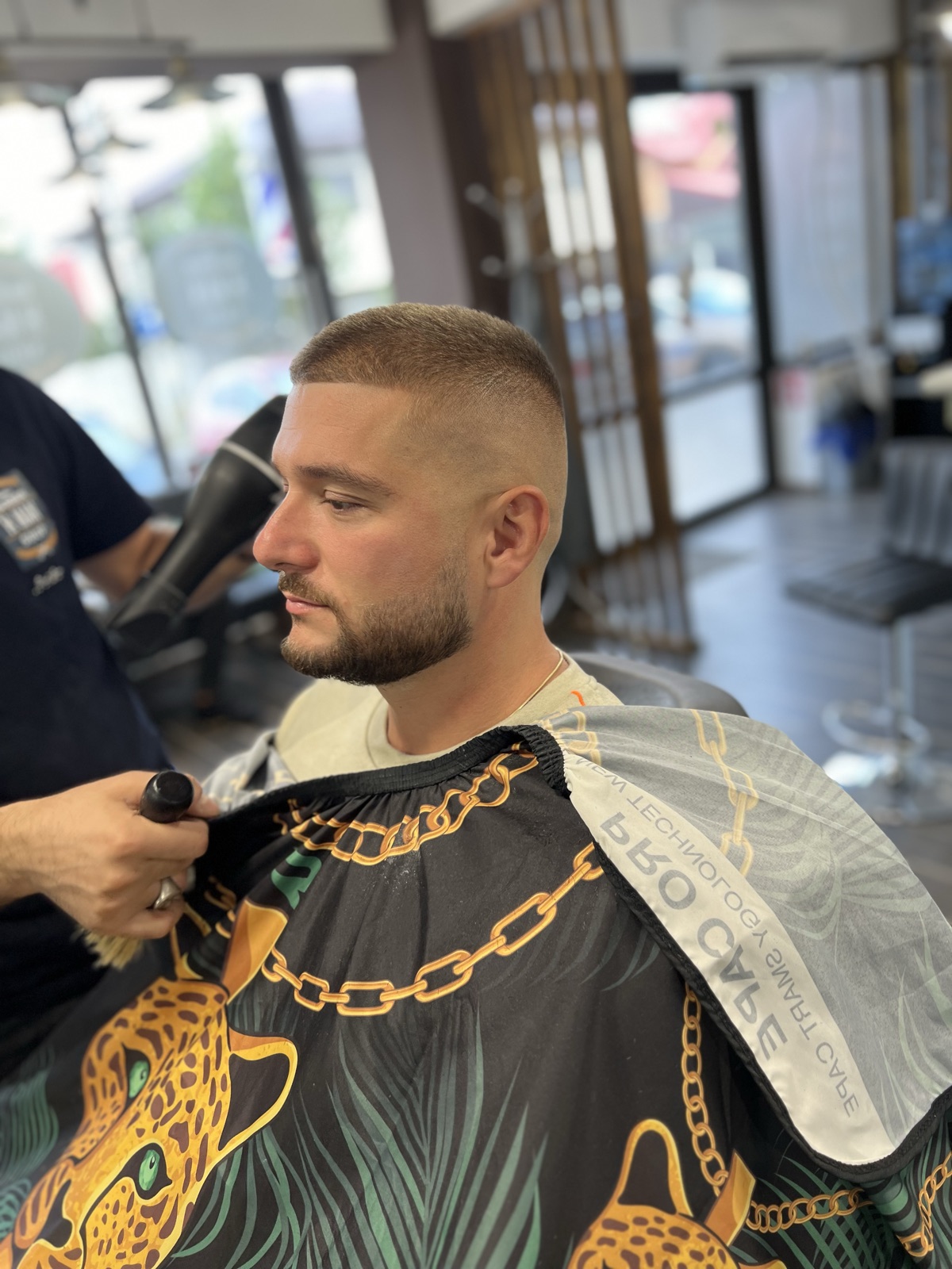 Buzz cut scurt cu high skin fade și barbă scurtă