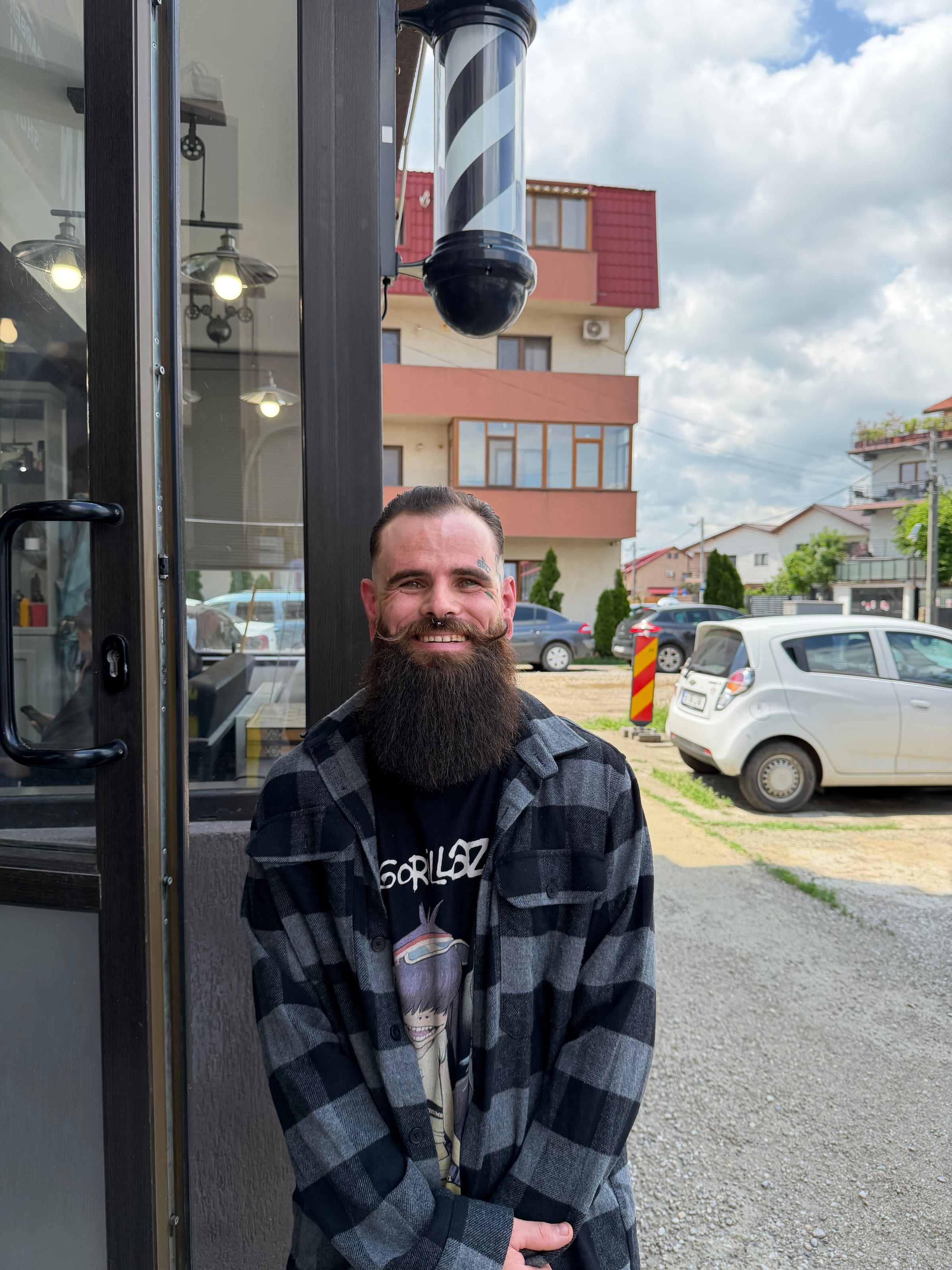 Fațada frizeriei H Man Barber de pe Strada Gliei 4 din Bragadiru