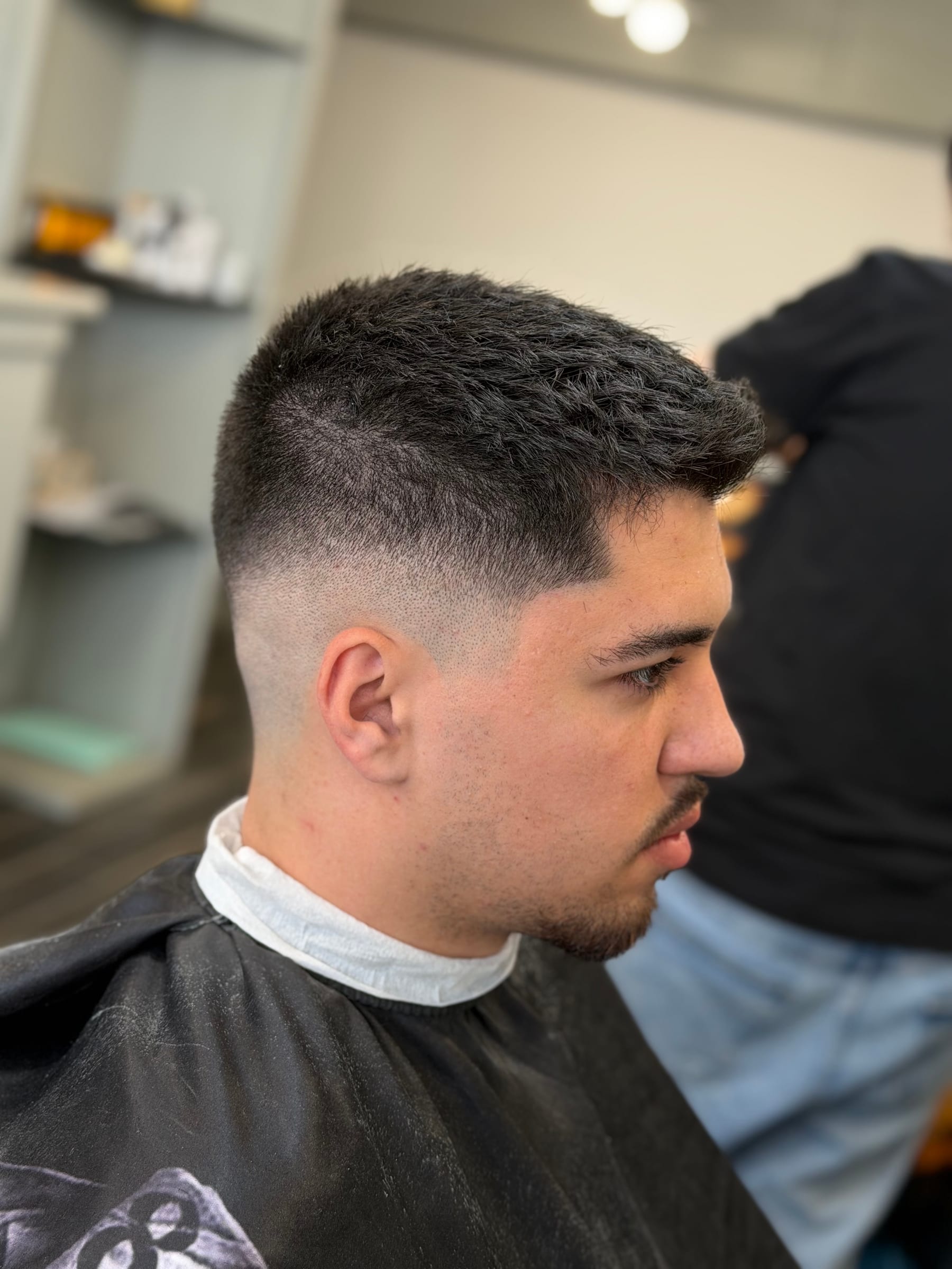 Bald fade cu trecere fină spre piele și barbă plină